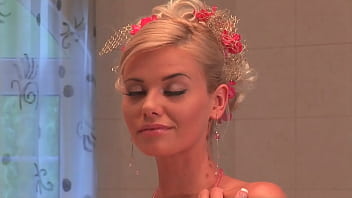 Caylian curtis pleases herself in sexy solo bathtub routine