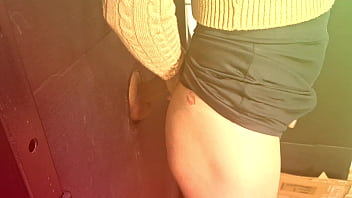 Marido leva esposa pela primeira vez no gloryhole no pelo