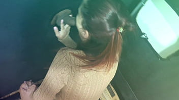 Marido leva esposa pela primeira vez no gloryhole no pelo