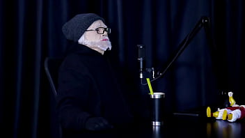 Safada faz um stripper bem sensual mostrando seus peitos depois de falar que nunca sugeriu uma transsexual e quando perdeu a virgindade flor de damiana watch sheer red