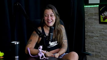 Safada faz um stripper bem sensual mostrando seus peitos depois de falar que nunca sugeriu uma transsexual e quando perdeu a virgindade flor de damiana watch sheer red