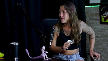 Safada faz um stripper bem sensual mostrando seus peitos depois de falar que nunca sugeriu uma transsexual e quando perdeu a virgindade flor de damiana watch sheer red