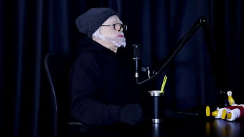 Safada faz um stripper bem sensual mostrando seus peitos depois de falar que nunca sugeriu uma transsexual e quando perdeu a virgindade flor de damiana watch sheer red