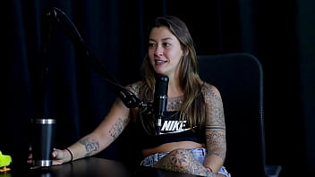 Safada faz um stripper bem sensual mostrando seus peitos depois de falar que nunca sugeriu uma transsexual e quando perdeu a virgindade flor de damiana watch sheer red