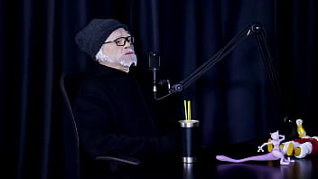 Safada faz um stripper bem sensual mostrando seus peitos depois de falar que nunca sugeriu uma transsexual e quando perdeu a virgindade flor de damiana watch sheer red