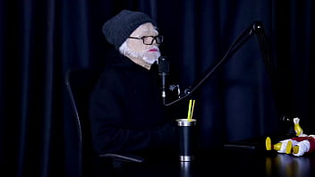 Safada faz um stripper bem sensual mostrando seus peitos depois de falar que nunca sugeriu uma transsexual e quando perdeu a virgindade flor de damiana watch sheer red