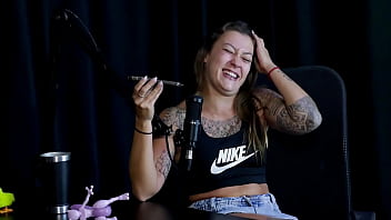 Safada faz um stripper bem sensual mostrando seus peitos depois de falar que nunca sugeriu uma transsexual e quando perdeu a virgindade flor de damiana watch sheer red