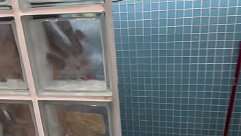 Três putas safadas tamando banho e se esfregando com muito tesão