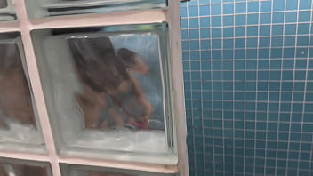 Três putas safadas tamando banho e se esfregando com muito tesão