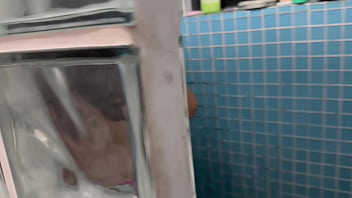 Três putas safadas tamando banho e se esfregando com muito tesão