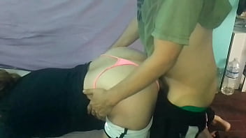 Le bajo el pantalon y cogemos en el colchon