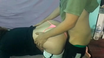 Le bajo el pantalon y cogemos en el colchon