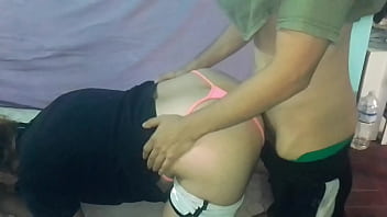 Le bajo el pantalon y cogemos en el colchon