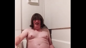 Solo Pissing In Tub thumbnail