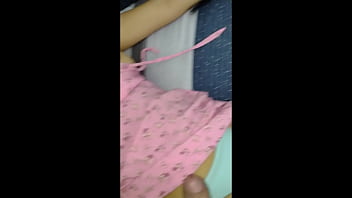 Mi esposa salió temprano al trabajo me tocó despertar a mi hijastra virgen