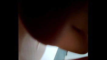 Gimo mientras me follan