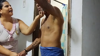 Mi padrastro tiene una polla grande y deliciosa y aprovecho que mi mamá no está para follarme y tragarme todo su semen Mi padrastro tiene una polla grande y deliciosa y aprovecho que mi mamá no está para follarme y tragarme todo su semen
