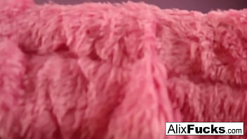 Hot babes love to eat pussy