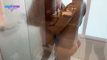 Eu curtindo com o negão roludo no banho e o corno curtindo o chifre e a cerveja gelada