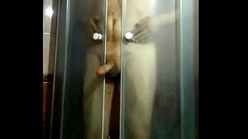 зажал дверью член