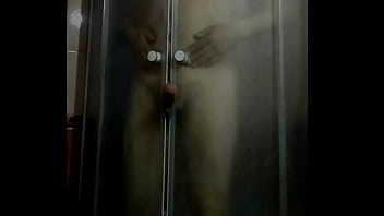 зажал дверью член