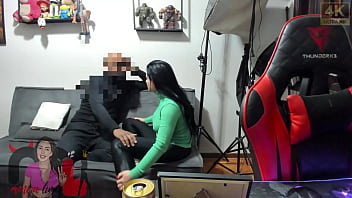 Convidei um negão para vir em casa na ausência do corno fiquei no celular com o boi enquanto tinha minha buceta e meu cu fodidos fiquei com a cara melada de porra