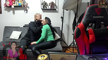 Convidei um negão para vir em casa na ausência do corno fiquei no celular com o boi enquanto tinha minha buceta e meu cu fodidos fiquei com a cara melada de porra