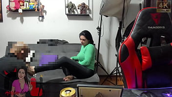 Convidei um negão para vir em casa na ausência do corno fiquei no celular com o boi enquanto tinha minha buceta e meu cu fodidos fiquei com a cara melada de porra