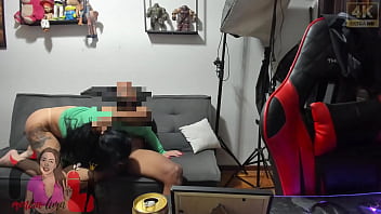 Convidei um negão para vir em casa na ausência do corno fiquei no celular com o boi enquanto tinha minha buceta e meu cu fodidos fiquei com a cara melada de porra