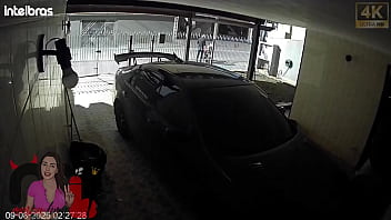 Convidei um negão para vir em casa na ausência do corno fiquei no celular com o boi enquanto tinha minha buceta e meu cu fodidos fiquei com a cara melada de porra