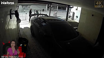 Convidei um negão para vir em casa na ausência do corno fiquei no celular com o boi enquanto tinha minha buceta e meu cu fodidos fiquei com a cara melada de porra