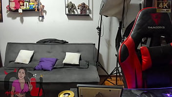 Convidei um negão para vir em casa na ausência do corno fiquei no celular com o boi enquanto tinha minha buceta e meu cu fodidos fiquei com a cara melada de porra