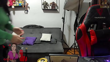 Convidei um negão para vir em casa na ausência do corno fiquei no celular com o boi enquanto tinha minha buceta e meu cu fodidos fiquei com a cara melada de porra