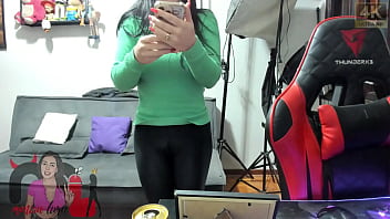 Convidei um negão para vir em casa na ausência do corno fiquei no celular com o boi enquanto tinha minha buceta e meu cu fodidos fiquei com a cara melada de porra