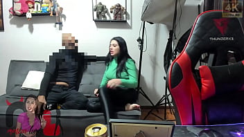 Convidei um negão para vir em casa na ausência do corno fiquei no celular com o boi enquanto tinha minha buceta e meu cu fodidos fiquei com a cara melada de porra