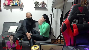 Convidei um negão para vir em casa na ausência do corno fiquei no celular com o boi enquanto tinha minha buceta e meu cu fodidos fiquei com a cara melada de porra