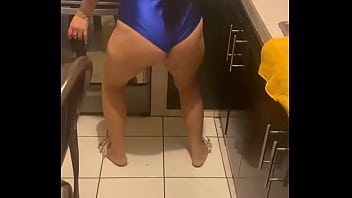 En la cocina muy sexy para empezar el día bien