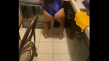 En la cocina muy sexy para empezar el día bien