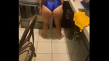 En la cocina muy sexy para empezar el día bien