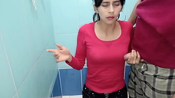 Los métodos de los brujos desconocidos cada vez es diferente de rodillas en la ducha preñada satisfecha