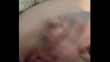 Une fille se touche la chatte