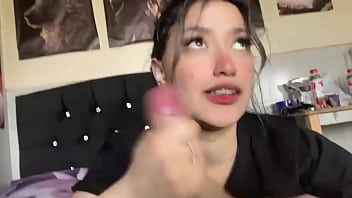 La hijastra de mi esposa me chupa la polla hasta sacar la leche cuando su madre sale de casa por el trabajo