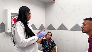 Doctoras pervertidas se comen el culo de su paciente homosexual y les da una sorpresa parte 1