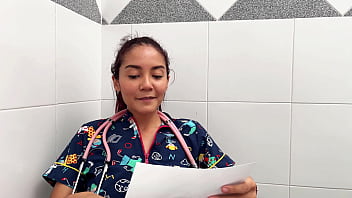 Doctoras pervertidas se comen el culo de su paciente homosexual y les da una sorpresa parte 1