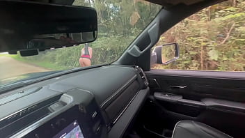 Morena gostosa mostrando o rabo enorme na estrada