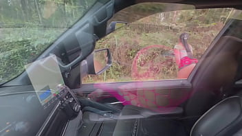 Morena gostosa mostrando o rabo enorme na estrada