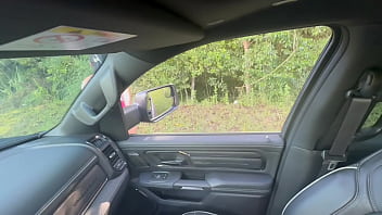 Morena gostosa mostrando o rabo enorme na estrada