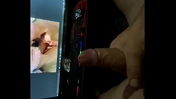 Me Explota Con Mucha Leche Al Hacer Tributo Para Una Amiga thumbnail