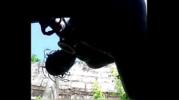 Jambes ouvertes pieds sur le mur baise ma chatte