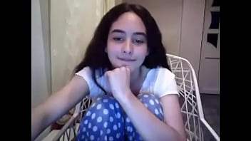 Dreianova enseñando sus tetas naturales